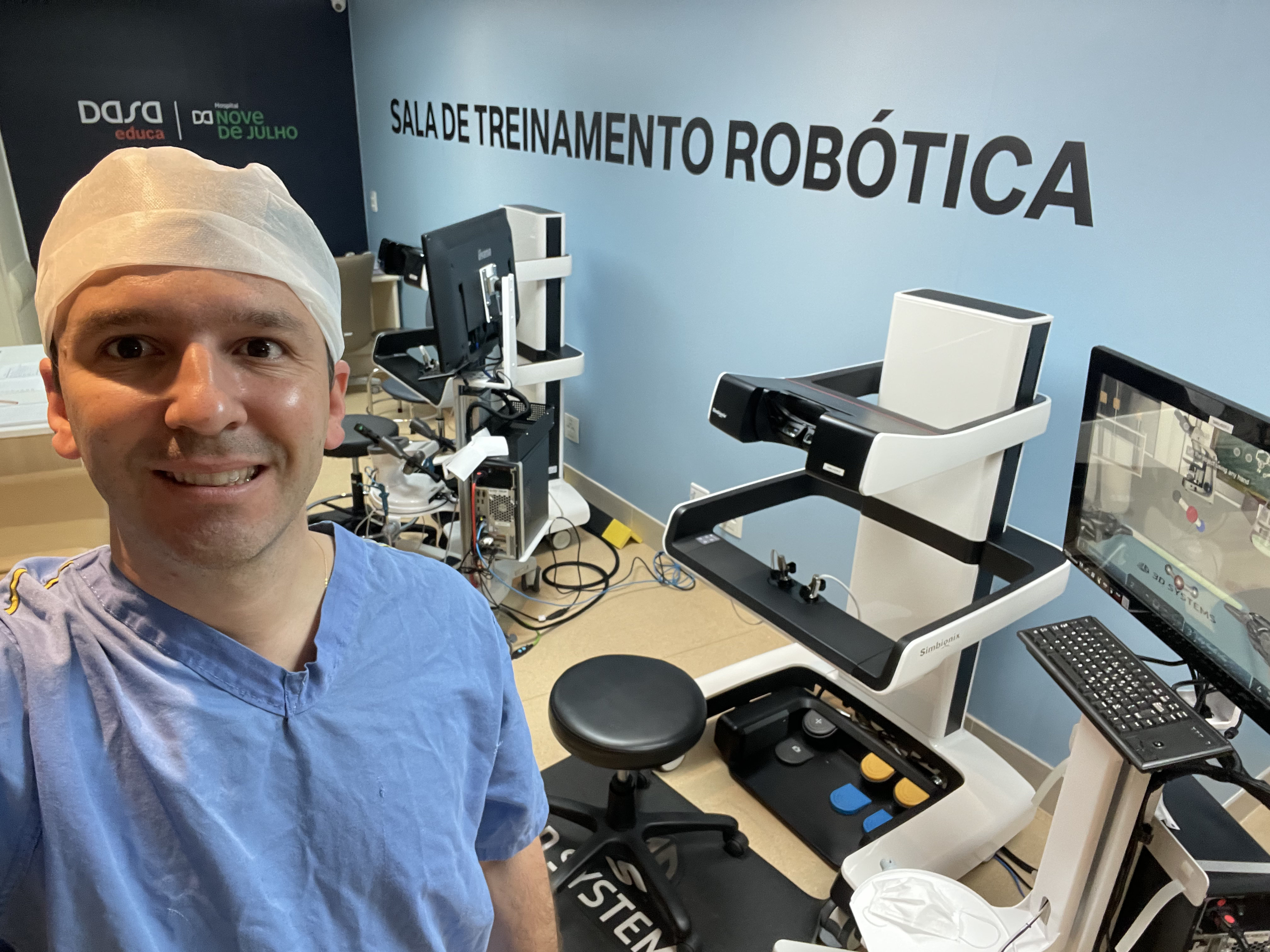 Dr. Pedro Henrique em treinamento de cirurgia robótica